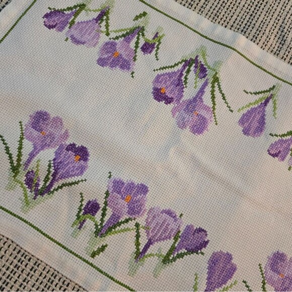 Vintage Cross Stitch Crocus Embroidered Table Runner White Purple Table Cloth - Picture 1 of 8